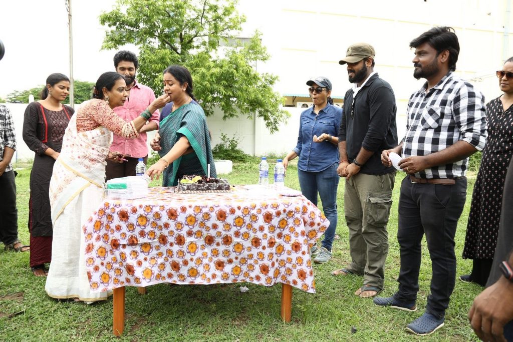 actress radhika celebrates her birthday on the set of vaanam kottatum photos 1