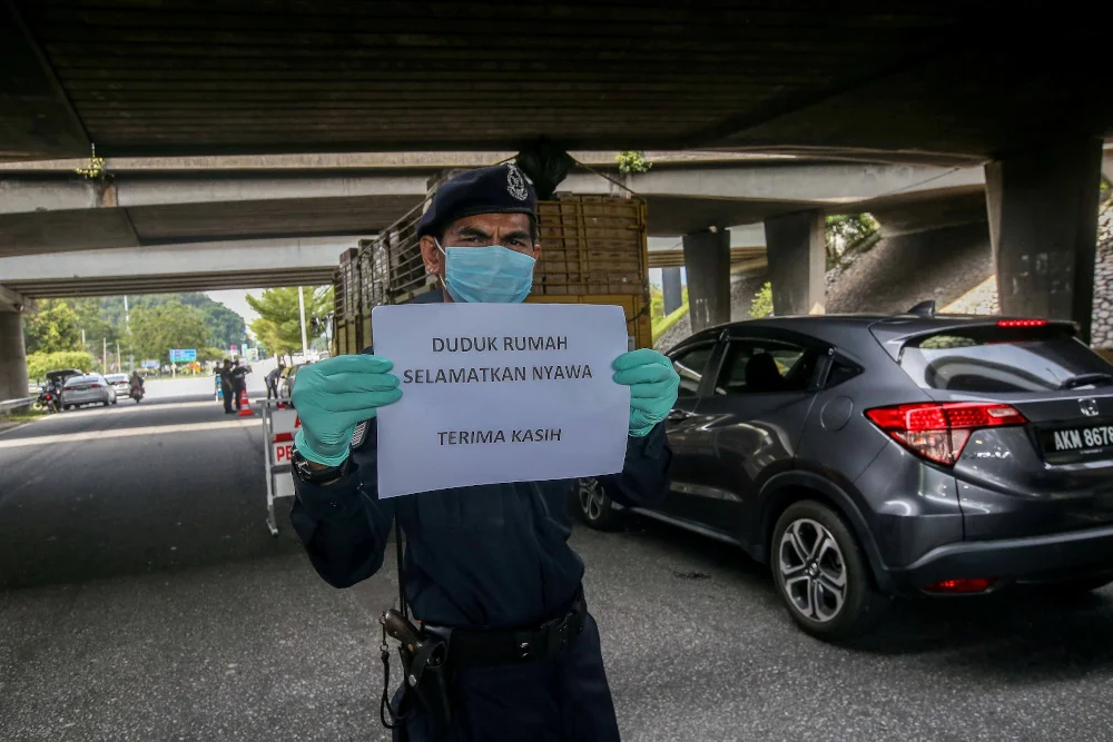 PERAK 20-03-2020. Police performed road block at Jalan Kuala Kangsar here following the movement control order tu curb the spread of Covid-19 infection.MALAY MAIL/Farhan Najib