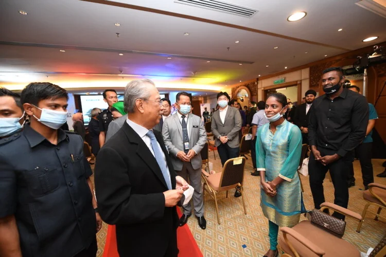 PUTRAJAYA, 9 Julai -- Perdana Menteri Tan Sri Muhyiddin Yassin beramah mesra bersama Youtuber Masakan, S.Pavithra (dua, kanan) bersama suaminya M.Sugu (kanan) pada majlis pelancaran sambutan Ulang Tahun ke-50 Rukun Negara dan Setem khas Rukun Negara di Bangunan Perdana Putra hari ini.--fotoBERNAMA (2020) HAK CIPTA TERPELIHARA