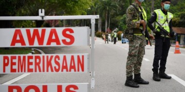 KUANTAN, 22 Mac -- BERGANDING BAHU... Anggota Tentera membantu anggota Polis ketika mengadakan sekatan jalan raya bagi memastikan rakyat mematuhi Perintah Kawalan Pergerakan ketika tinjauan fotoBernama hari ini.Hari ini merupakan hari pertama anggota Polis dibantu oleh anggota Tentera bagi memastikan rakyat mematuhi Perintah Kawalan Pergerakan hari kelima bagi mencegah penularan wabak COVID-19.--fotoBERNAMA (2020) HAK CIPTA TERPELIHARA