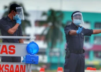 KAUALA LUMPUR 02 MEI 2020. Anggota polis Face Shield ketika bertugas mengawal lalu lintas di pintu masuk ke Pasar Borong Selayang pada Perintah Kawalan Pergerakan Diperketatkan (PKPD) COVID-19. NSTP/ASWADI ALIAS.