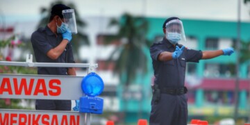 KAUALA LUMPUR 02 MEI 2020. Anggota polis Face Shield ketika bertugas mengawal lalu lintas di pintu masuk ke Pasar Borong Selayang pada Perintah Kawalan Pergerakan Diperketatkan (PKPD) COVID-19. NSTP/ASWADI ALIAS.