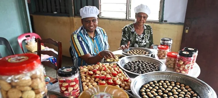 (seated left to right) Ruben and Kanamal busy preparing the different types of cookies their customers had ordered for Deepavali at thier home in Kampung Baru Sungai Lalang in Sungai Petani,Kedah. ( November 4,2020 ). — ZHAFARAN NASIB/The Star