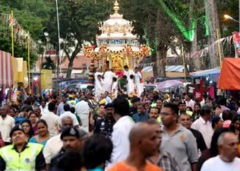 PENANG 04 February 2015. A large crowd gathering at Jalan Kebun Bunga to pay their homage to Lord Murugan on its way back to Kovil Veedu as the Thaipusm Festival came to an end. NSTP/Danial Saad