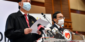 PUTRAJAYA, 13 Jan -- Ketua Pengarah Kesihatan Tan Sri Dr Noor Hisham Abdullah (kiri) ketika sidang media harian berkaitan jangkitan COVID-19 di Kementerian Kesihatan hari ini.Sebanyak 2,985 kes baharu positif COVID-19 dilaporkan setakat hari ini, sekali gus menjadikan jumlah kumulatif kes yang positif di negara ini sebanyak 144,518 kes manakala sebanyak 994 kes telah sembuh dan terdapat empat kes kematian akibat jangkitan itu direkodkan hari ini dengan jumlah kumulatif kematian sebanyak 563 kes.--fotoBERNAMA (2021) HAK CIPTA TERPELIHARA