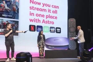 Azlin Arshad Commercial Director of Astro middle and Euan Smith Chief Executive Officer of Pay TV and Group COO Astro right min