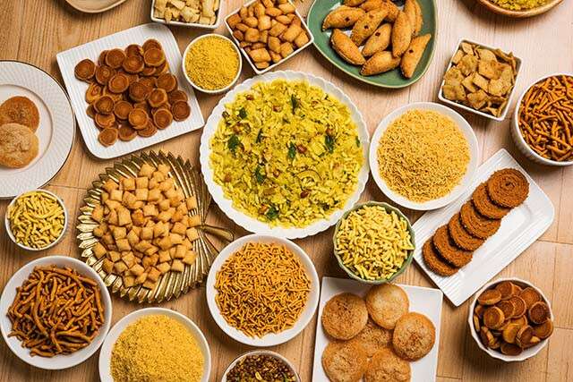 https://www.femina.in/life/food/traditional-foods-eaten-during-diwali-138358.html