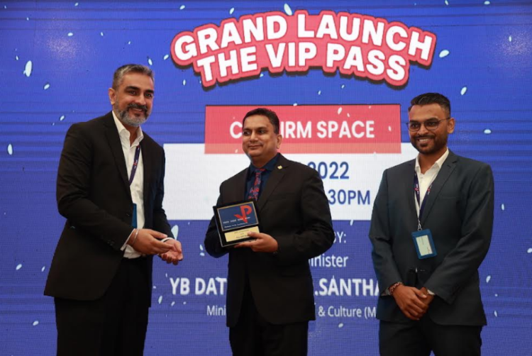 Mr Sandeep S. Grewal (VIP PASS CEO) presents a token of appreciation to the Guest of Honour, YB Datuk Seri Dr Santhara JP (Deputy Minister of Tourism, Arts & Culture Malaysia (MOTAC)) while Mr Aravind Sinniah (VIP PASS COO) looks on