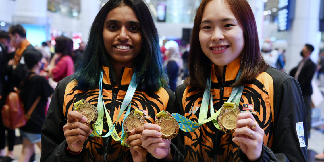 SEPANG, 10 Ogos -- Beregu badminton wanita negara Pearly Tan (kanan) dan M Thinaah menunjukkan dua pingat emas yang dimenangi mereka dalam acara kumpulan dan beregu wanita sejurus tiba di Lapangan Terbang Antarabangsa Kuala Lumpur (KLIA) bersama skuad terjun, olahraga, badminton, squash, ping pong hari ini.

Malaysia melengkapkan cabaran temasya Sukan Komanwel 2022 Birmingham dengan mengumpul tujuh emas, lapan perak dan lapan gangsa.?
--fotoBERNAMA (2022) HAK CIPTA TERPELIHARA
