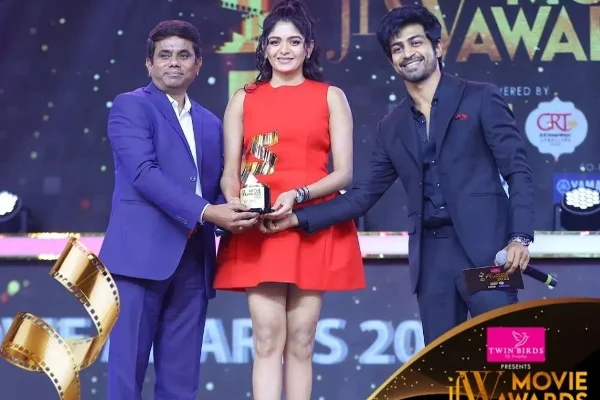 விருதுவிழாவுக்கு இப்படியா வர்றது!! சங்கர் மகள் நடிகை அதிதியின் நியூ கிளாமர் லுக்.. - விடுப்பு.கொம்