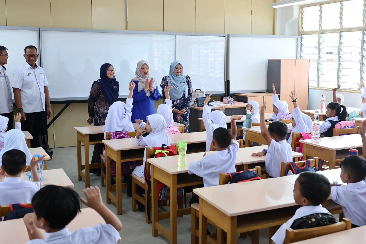 Semua sekolah guna smartboard menjelang 2027 – Fadhlina - Kosmo Digital