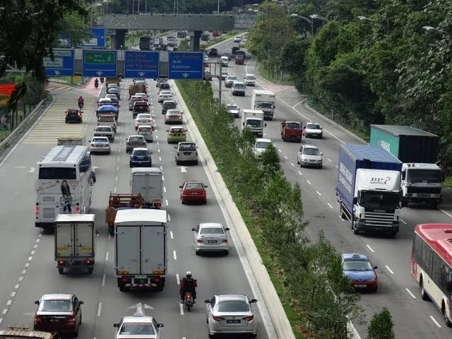 Buzzing Malaysian Road Traffic (Kuala Lumpur) - YouTube