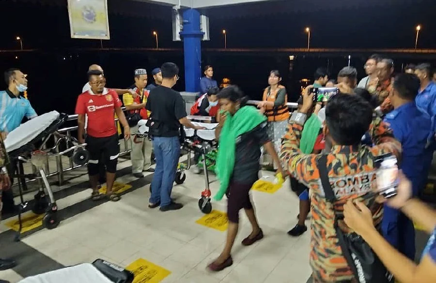 Boat capsizes off Pulau Perhentian, 3 dead [WATCH]
