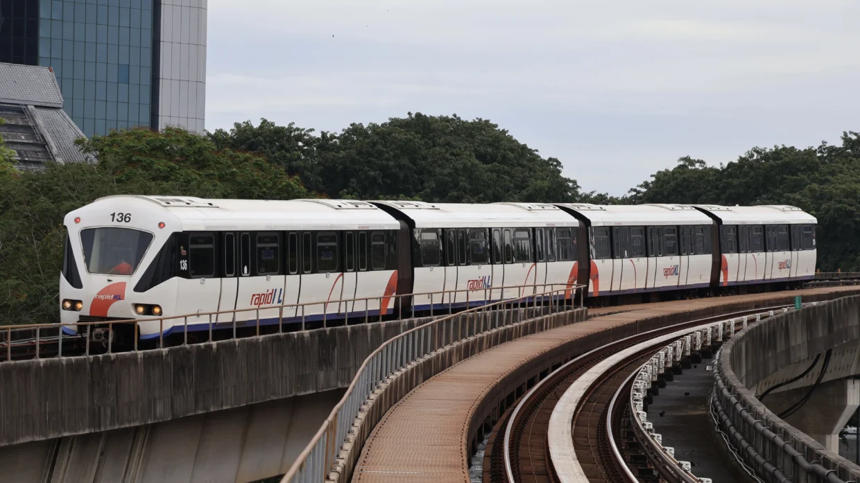 MYS Kuala Lumpur Kelana Jaya LRT Line Bombardier Innovia ART 200 818 Series 36 @ Pasar Seni 2025 01 28