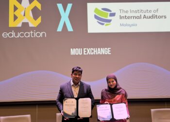 Raja Singham, Chief Future Officer, BAC Education Group, exchanging an MoU with Suhailah Mohamed Abdulla, President, Institute of Internal Auditors Malaysia