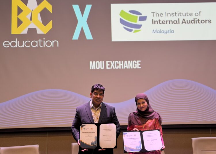Raja Singham, Chief Future Officer, BAC Education Group, exchanging an MoU with Suhailah Mohamed Abdulla, President, Institute of Internal Auditors Malaysia