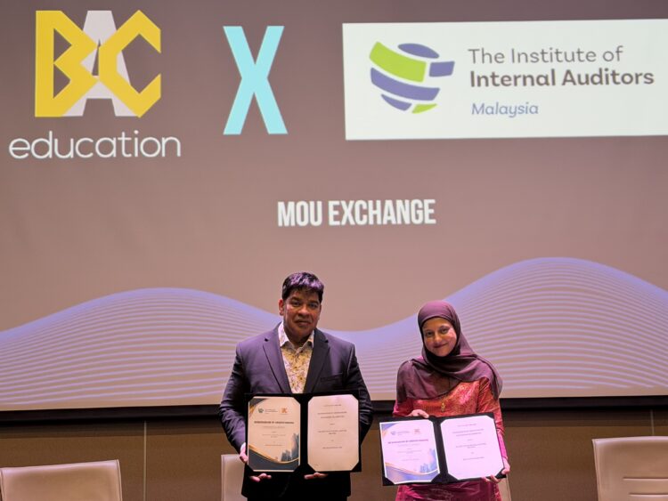 Raja Singham, Chief Future Officer, BAC Education Group, exchanging an MoU with Suhailah Mohamed Abdulla, President, Institute of Internal Auditors Malaysia