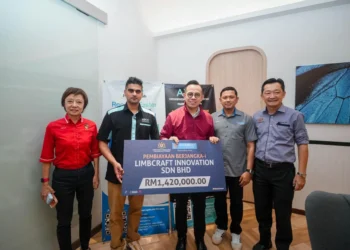 Dari Kiri: Penyandang kerusi Dewan Undangan Negeri (DUN) Bukit Kepayang, Nicole Tan Lee Koon; Dr Eswaran Nadarajan; YB Steven Sim; Che Nazari Che Azid (Ketua Pegawai Perbankan Perniagaan Bank Rakyat); YB Cha Kee Chin (Ahli Parlimen Rasah).