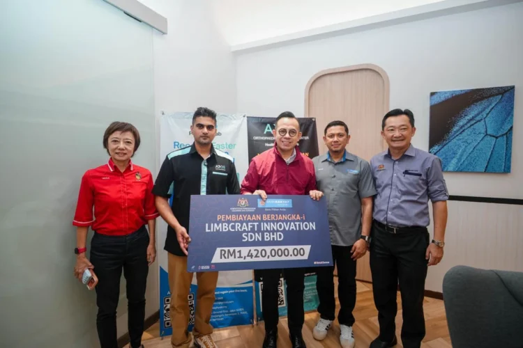 Dari Kiri: Penyandang kerusi Dewan Undangan Negeri (DUN) Bukit Kepayang, Nicole Tan Lee Koon; Dr Eswaran Nadarajan; YB Steven Sim; Che Nazari Che Azid (Ketua Pegawai Perbankan Perniagaan Bank Rakyat); YB Cha Kee Chin (Ahli Parlimen Rasah).