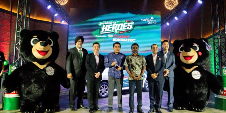 Image Source: Castrol MalaysiaLeft to right: Mr. Ajit Johl, President of Persatuan Pengguna Pengguna Pengangkutan Awam Malaysia; Mr. Gan Wee Kiong,Castrol Country Sales Director for Malaysia, Singapore & Philippines; Yang Berusaha, Encik Mohd Akbal Setia, Senior Director of Advertising and Digital, Tourism Malaysia, and Head of Secretariat for Visit Malaysia Year 2026; Yang Berusaha, Captain Pertahanan Awam Jonathan Vela, Special Officer to the Political Secretary of The Honourable Prime Minister of Malaysia; Yang Berbahagia Datuk Nitesh Malani, Chairman of Yayasan Usahawan Malaysia; Mr. Joshua Tan, Castrol Head of Marketing for Malaysia, Singapore & Philippines