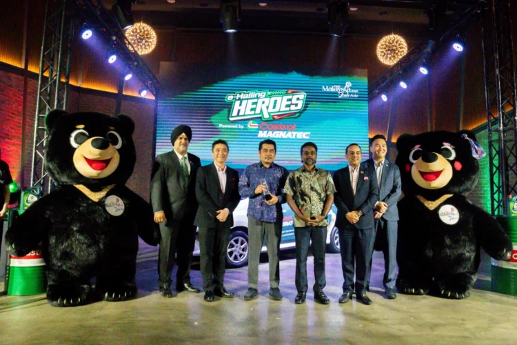 Image Source: Castrol MalaysiaLeft to right: Mr. Ajit Johl, President of Persatuan Pengguna Pengguna Pengangkutan Awam Malaysia; Mr. Gan Wee Kiong,Castrol Country Sales Director for Malaysia, Singapore & Philippines; Yang Berusaha, Encik Mohd Akbal Setia, Senior Director of Advertising and Digital, Tourism Malaysia, and Head of Secretariat for Visit Malaysia Year 2026; Yang Berusaha, Captain Pertahanan Awam Jonathan Vela, Special Officer to the Political Secretary of The Honourable Prime Minister of Malaysia; Yang Berbahagia Datuk Nitesh Malani, Chairman of Yayasan Usahawan Malaysia; Mr. Joshua Tan, Castrol Head of Marketing for Malaysia, Singapore & Philippines