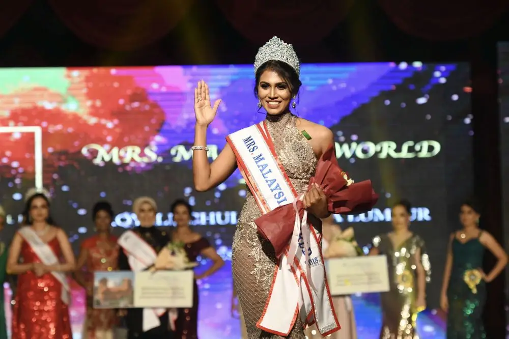 KUALA LUMPUR, Sept 29 -- CROWNED... Mrs Malaysia World 2018 Kokilam Kathirvailu at Gala Finalists and Dinner Mrs Malaysia World 2018 at the The Royal Chulan Hotel tonight.The 18 finalist that competed in the Mrs Malaysia World 2018 pageant hail from Johore, Selangor, Sarawak, Malacca, Pahang and Kuala Lumpur and were shortlisted from 60 entries.--fotoBERNAMA (2018) COPYRIGHTS RESERVED
