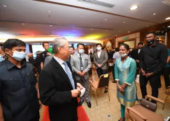 PUTRAJAYA, 9 Julai -- Perdana Menteri Tan Sri Muhyiddin Yassin beramah mesra bersama Youtuber Masakan, S.Pavithra (dua, kanan) bersama suaminya M.Sugu (kanan) pada majlis pelancaran sambutan Ulang Tahun ke-50 Rukun Negara dan Setem khas Rukun Negara di Bangunan Perdana Putra hari ini.--fotoBERNAMA (2020) HAK CIPTA TERPELIHARA